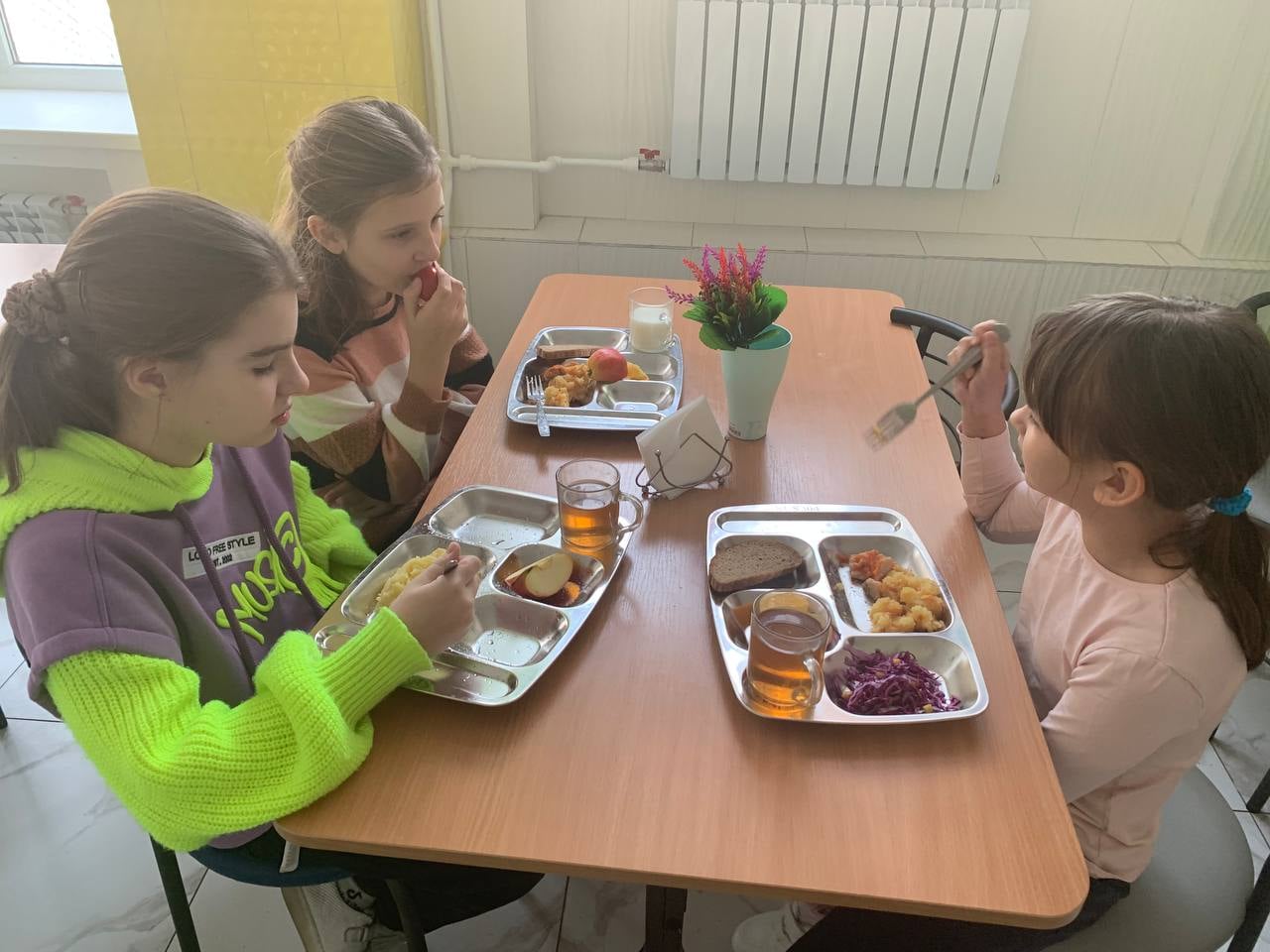 Дети из разных стран показали, как выглядят их школьные обеды