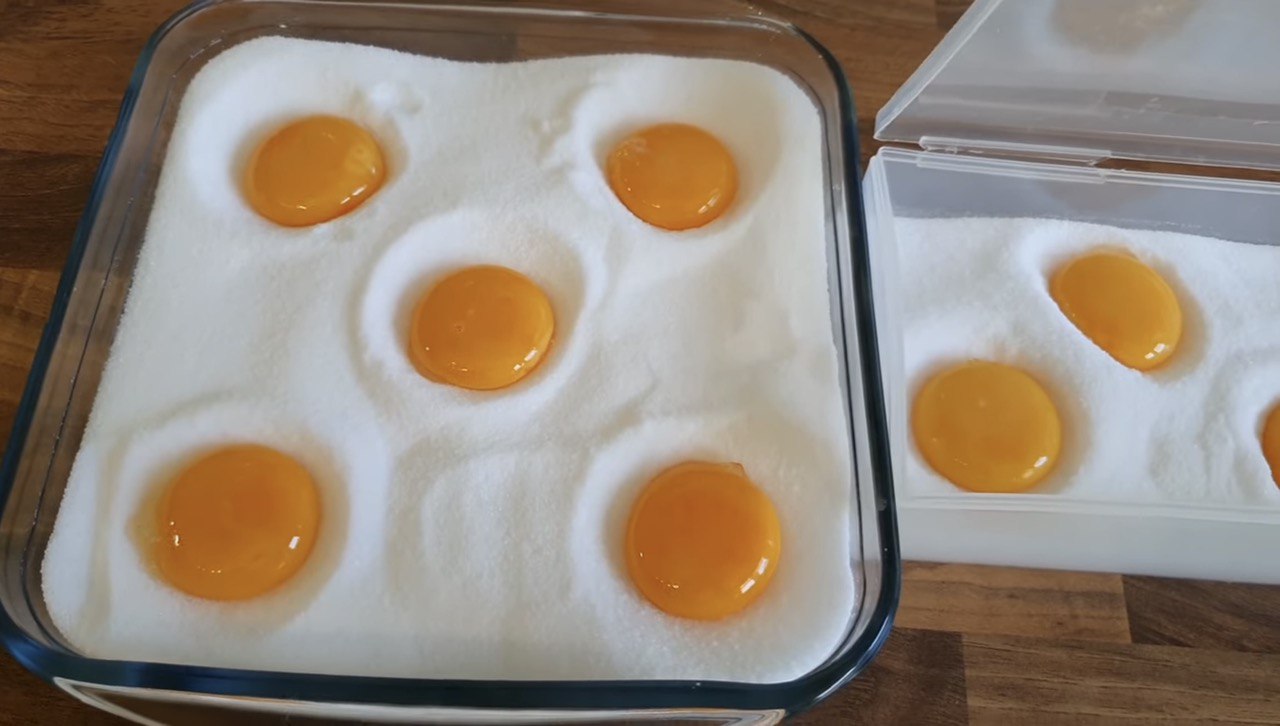 Це готують професійні кухарі світу: як засолити жовток та у які страви додати