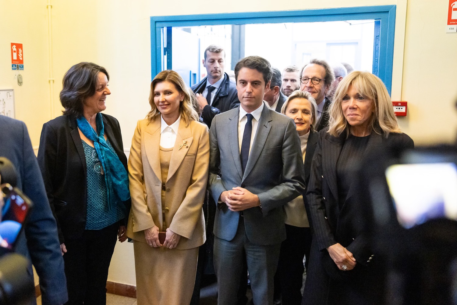 Зеленська у вишуканому бежевому костюмі зустрілася з Бріджіт Макрон (фото)