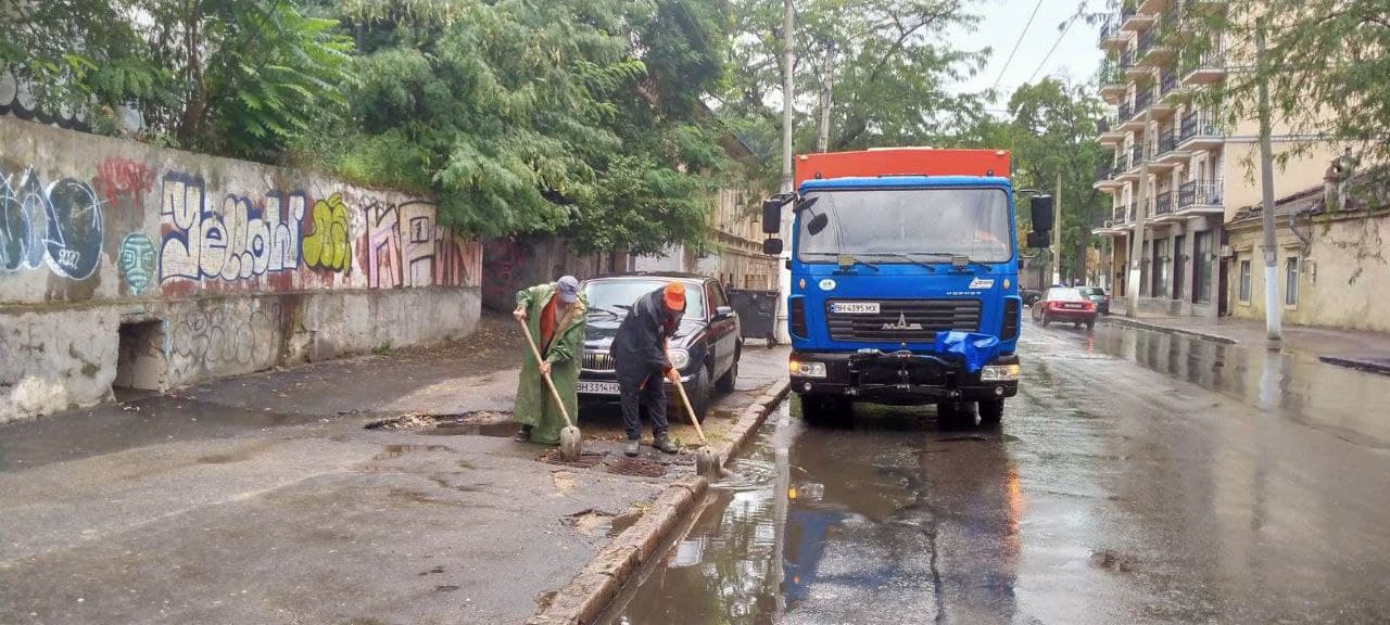 Залповый ливень затопил часть Одессы: последствия непогоды показали на видео