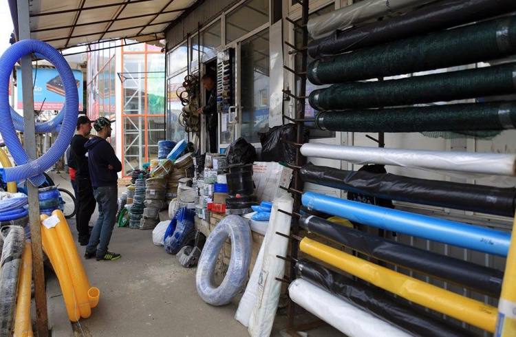 Харків'ян не перемогти: на легендарному "Барабашово" знову кипить торгівля і роздача гуманітарки