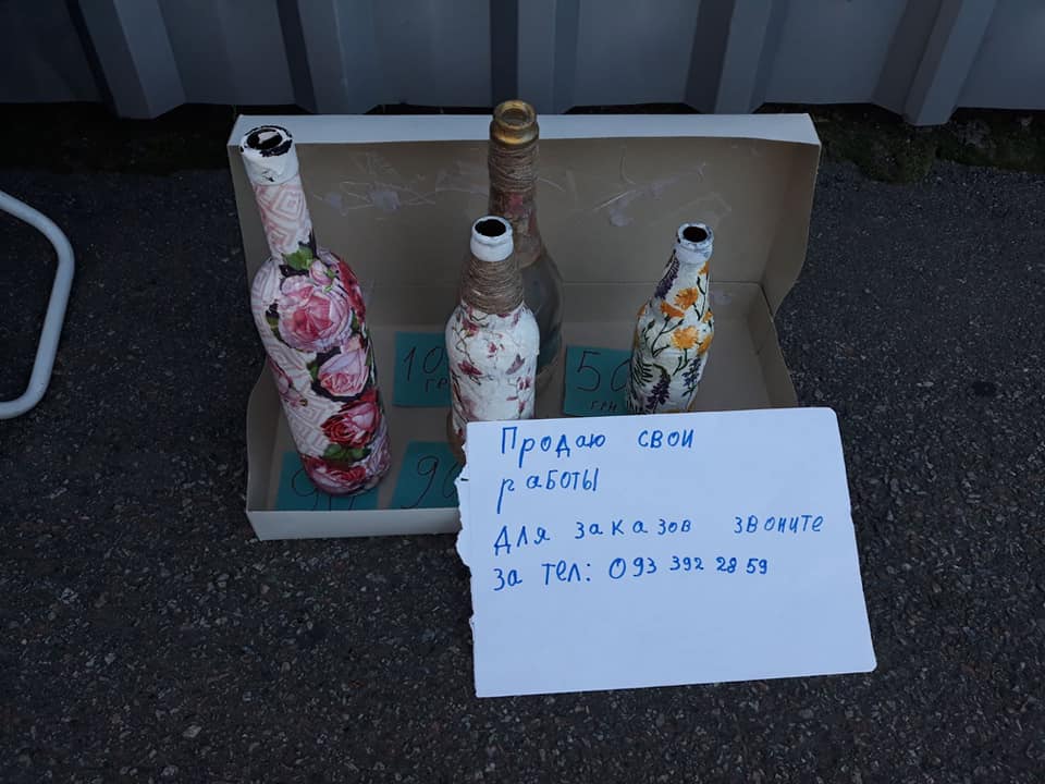 Продает бутылки и принимает заказы: в Киеве возле супермаркета заметили школьника-предпринимателя