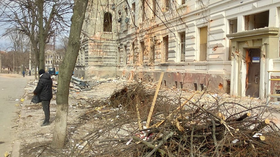 Харків почали розчищати після бомбардувань: фоторепортаж