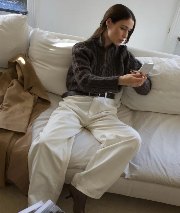 Расклешенные рукава, воротник и молния: как выглядят трендовые модели свитеров на зиму