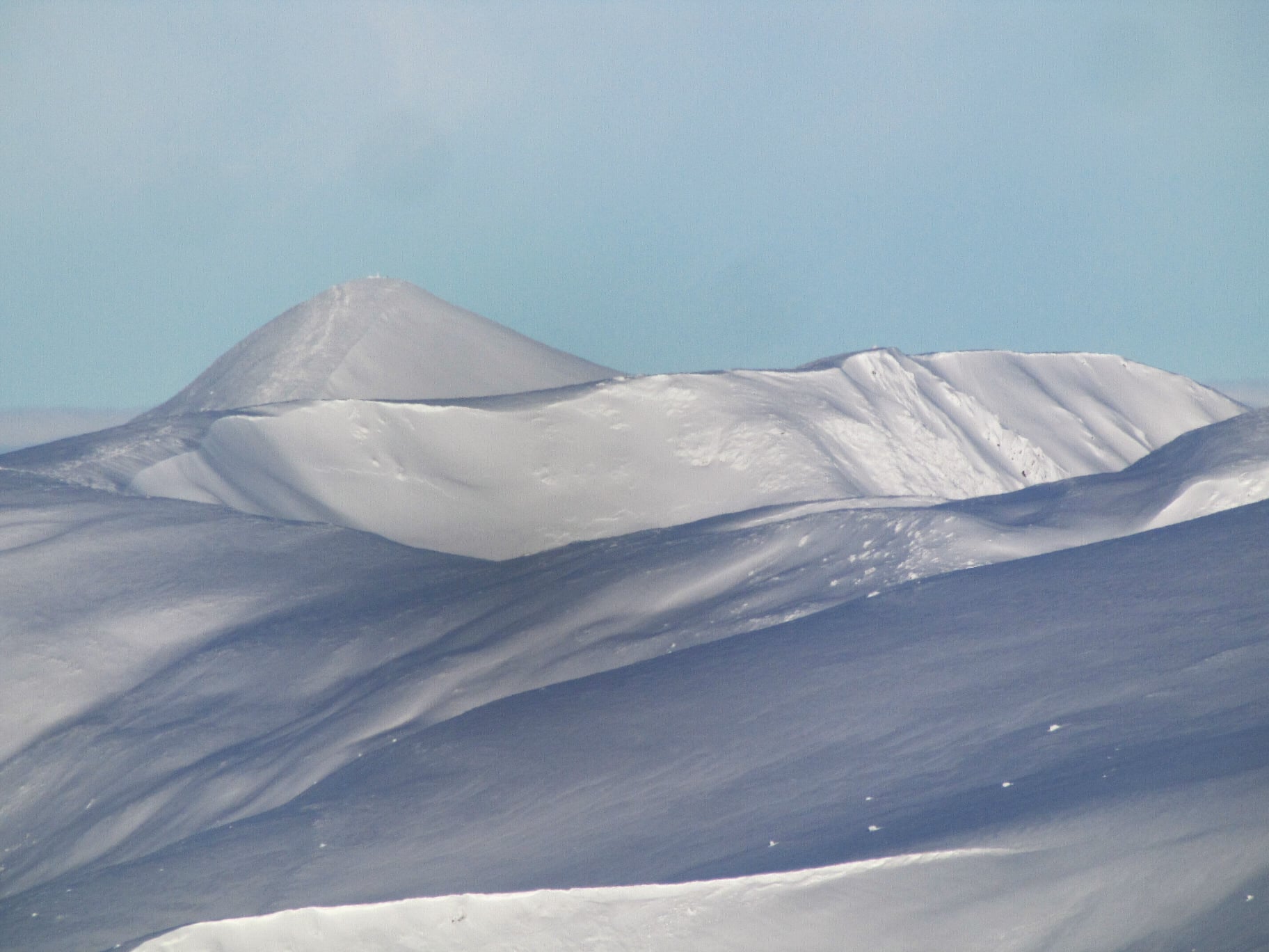 Красоту заснеженных Карпат в лучах солнца показали на сказочных фото