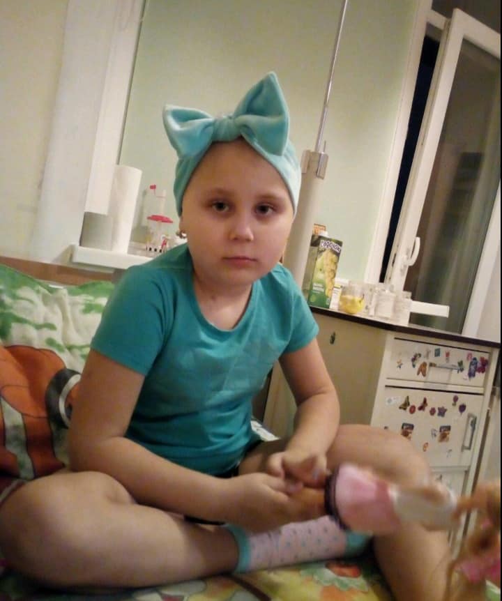 Школьница из Испании пожертвовала своими волосами ради спасения 6-летней львовянки