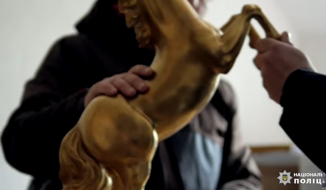 Поліція показала розкішну віллу Медведчука і Марченка: золотий вагон з жеребцем, кімната шуб