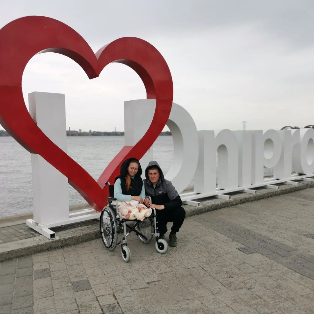 Медсестра из Лисичанска лишилась ног и части руки: теперь она звезда соцсетей и вдохновляет других