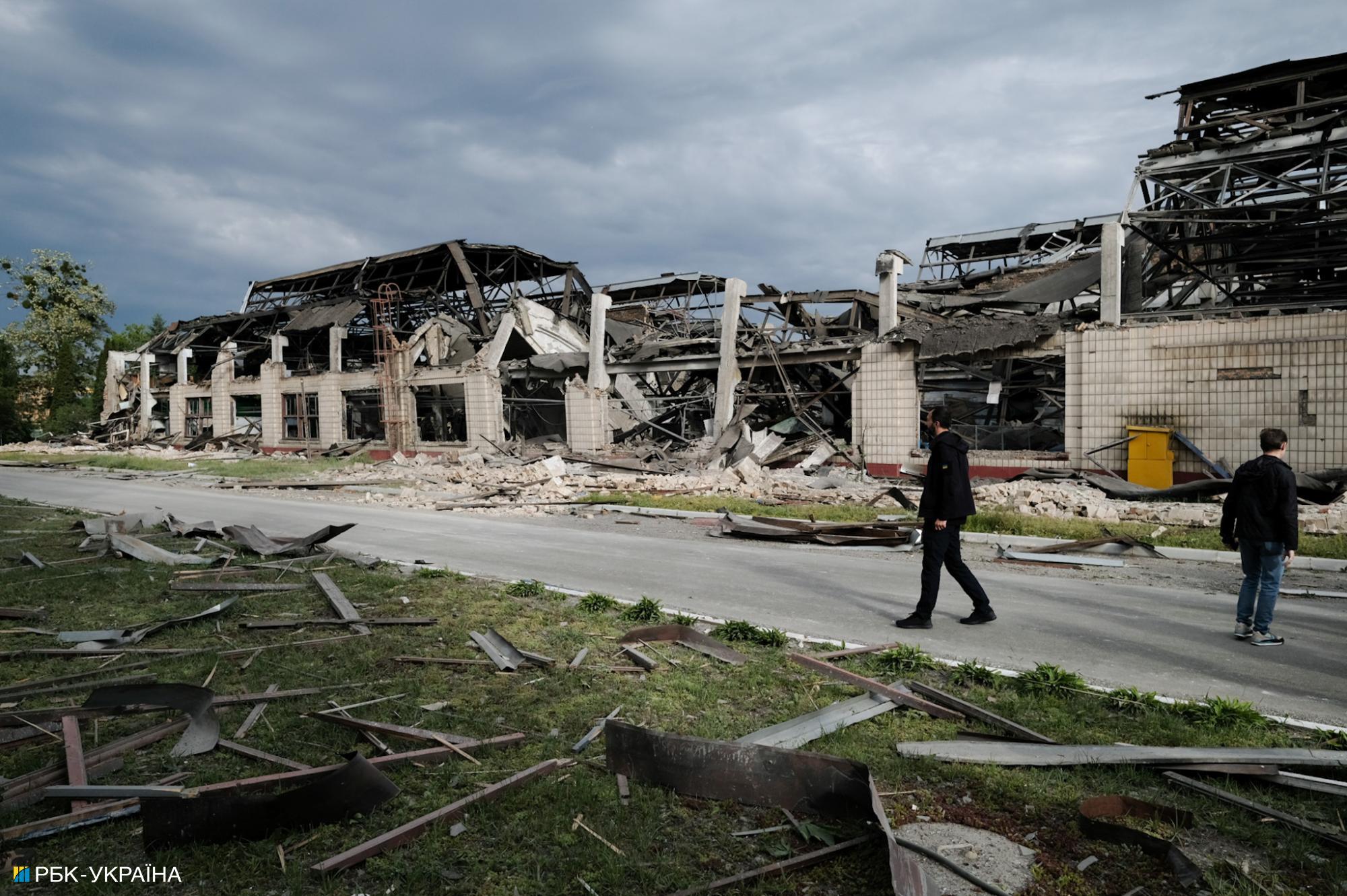 Ранковий удар по Києву. Фоторепортаж з обстріляного ДВРЗ