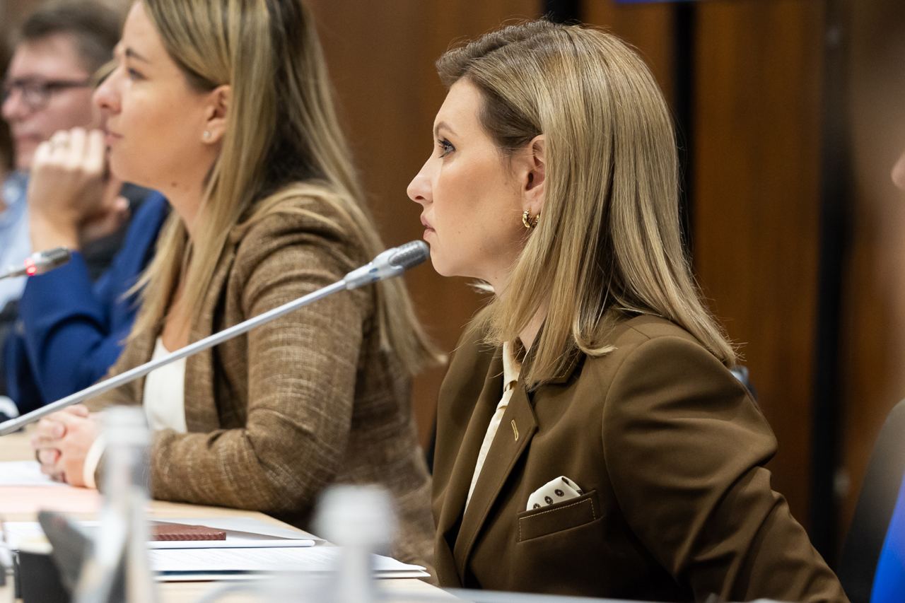 Зеленская в лаконичном костюме рассказала о важности роста детей в полноценной семье