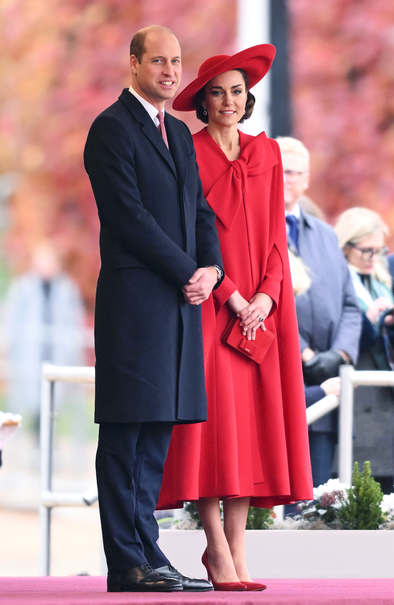 Кейт Миддлтон в ярком образе очаровала короля Чарльза III удачным реверансом (видео)