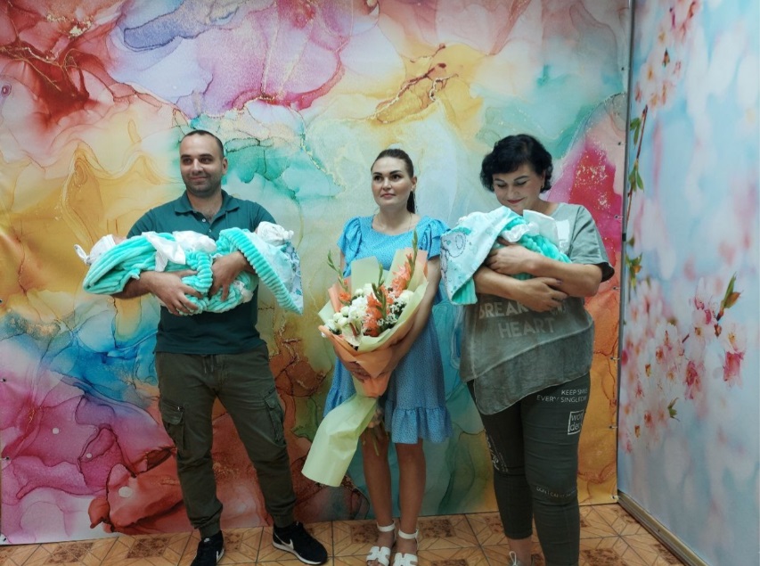 В одном из роддомов Днепра впервые за 25 лет женщина родила тройню: фото счастливой семьи