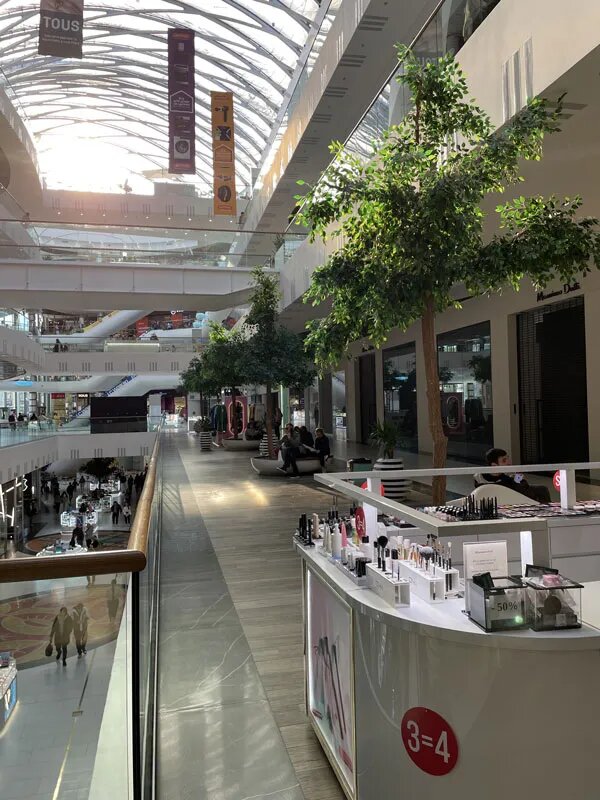 Дивіться, як відновили ТРЦ у Харкові, який знищили росіяни: фото "до" та "після"