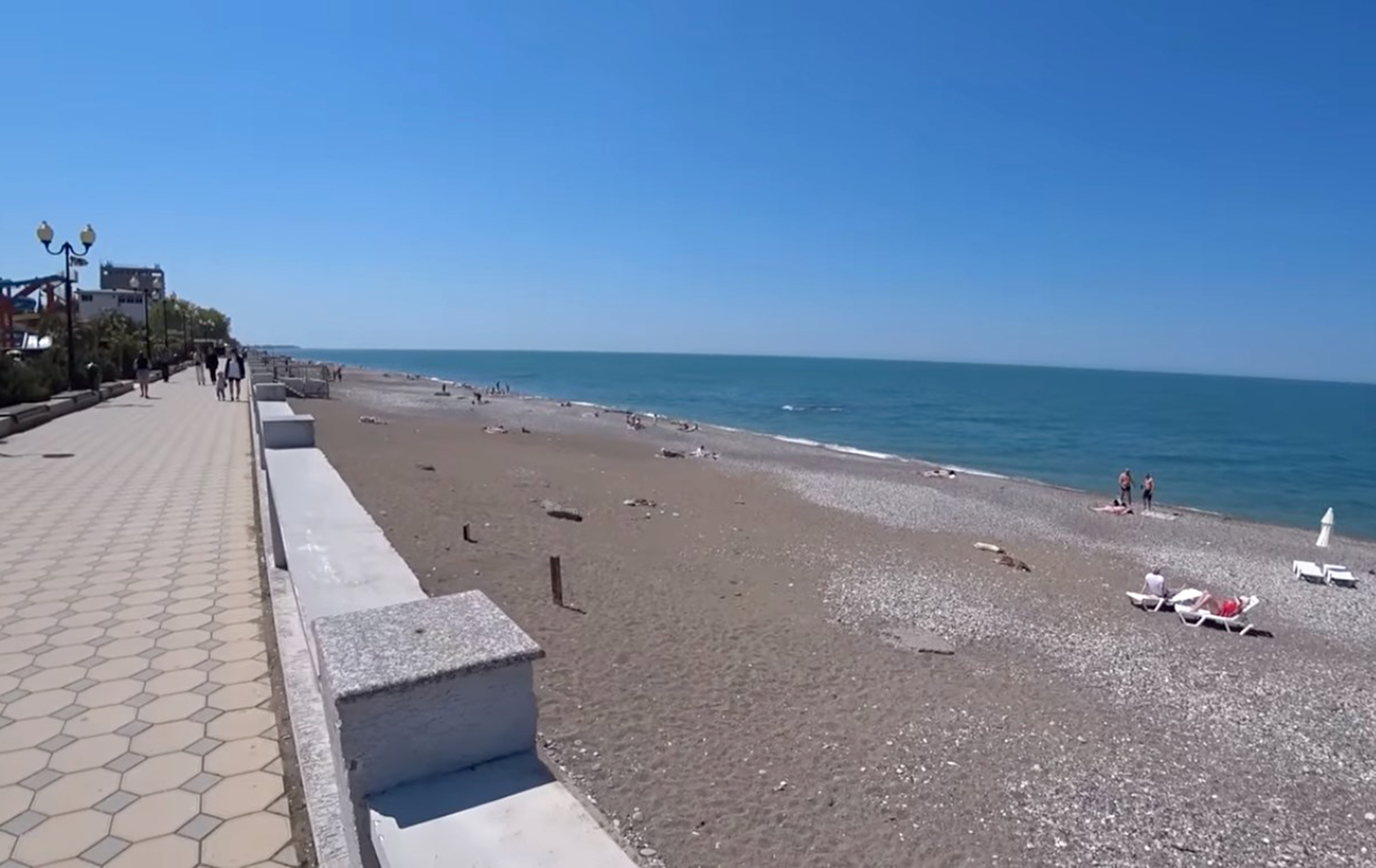 "Время остановилось в 80-х". Во что Россия превратила курорты оккупированной Абхазии