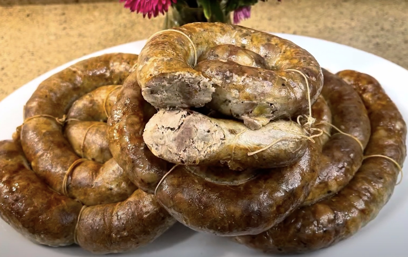 Домашня ковбаса, як у бабусі: рецепт на Великдень, який ви будете передавати своїм дітям