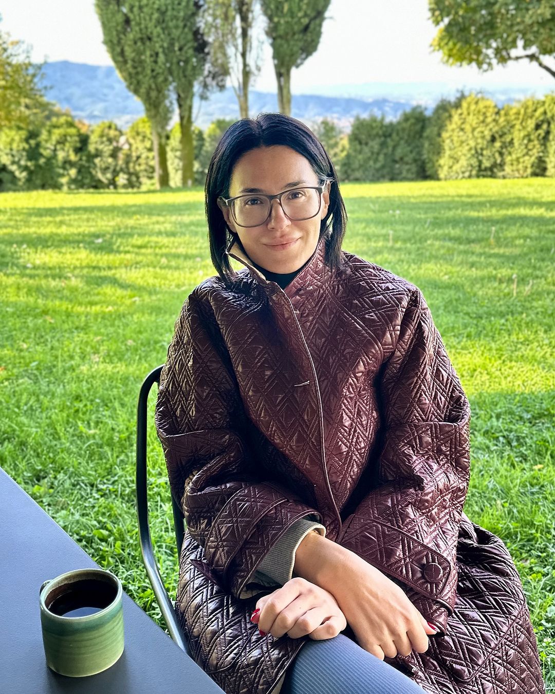 У наймоднішому кольорі сезону: Маша Єфросиніна продемонструвала стильний лук зі стьобаним пальтом