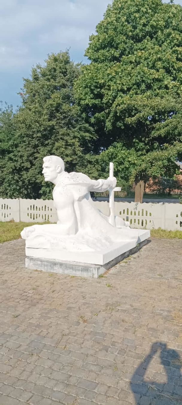 Радянські пам'ятники на Львівщині "сховали", щоб їх не демонтували. Розгорівся скандал