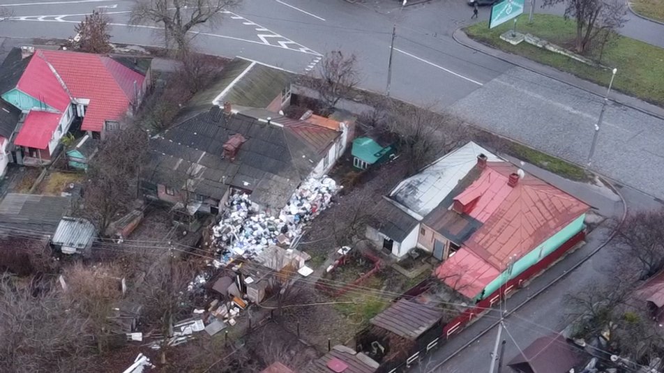 У Полтаві жінка 20 років тягне додому сміття з усього міста: видно лише дах (фото)