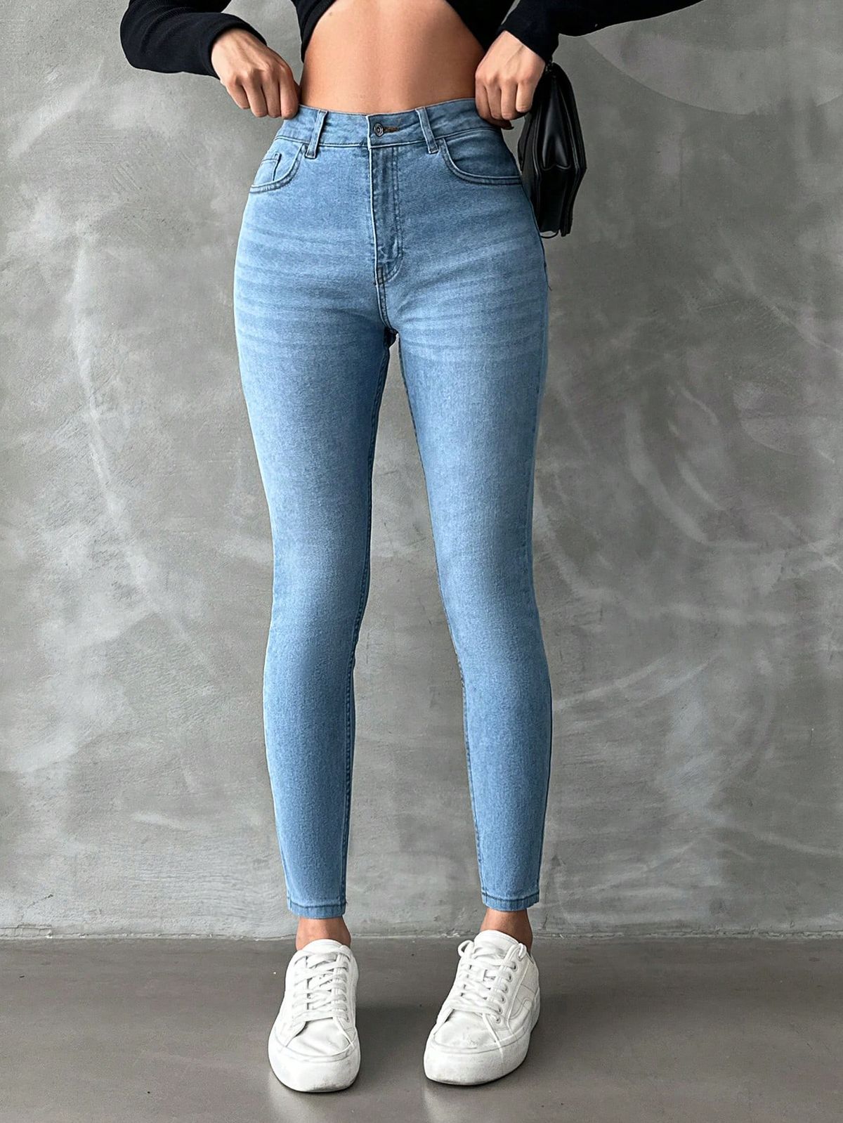 Джинсы, которые уже не в моде: что носить вместо них осенью 2025