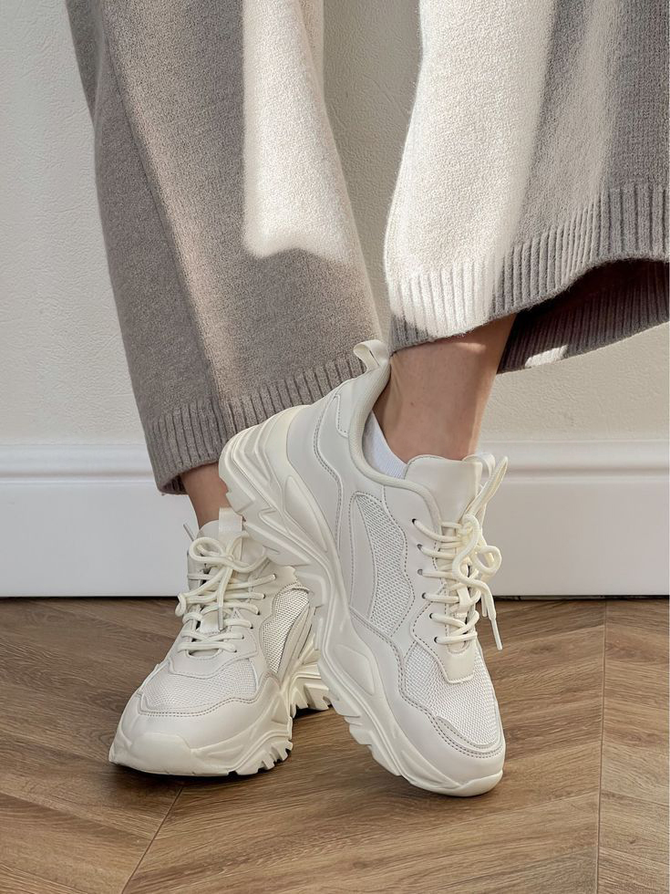 Що носять цієї осені: 5 наймодніших пар кросівок 2025 року