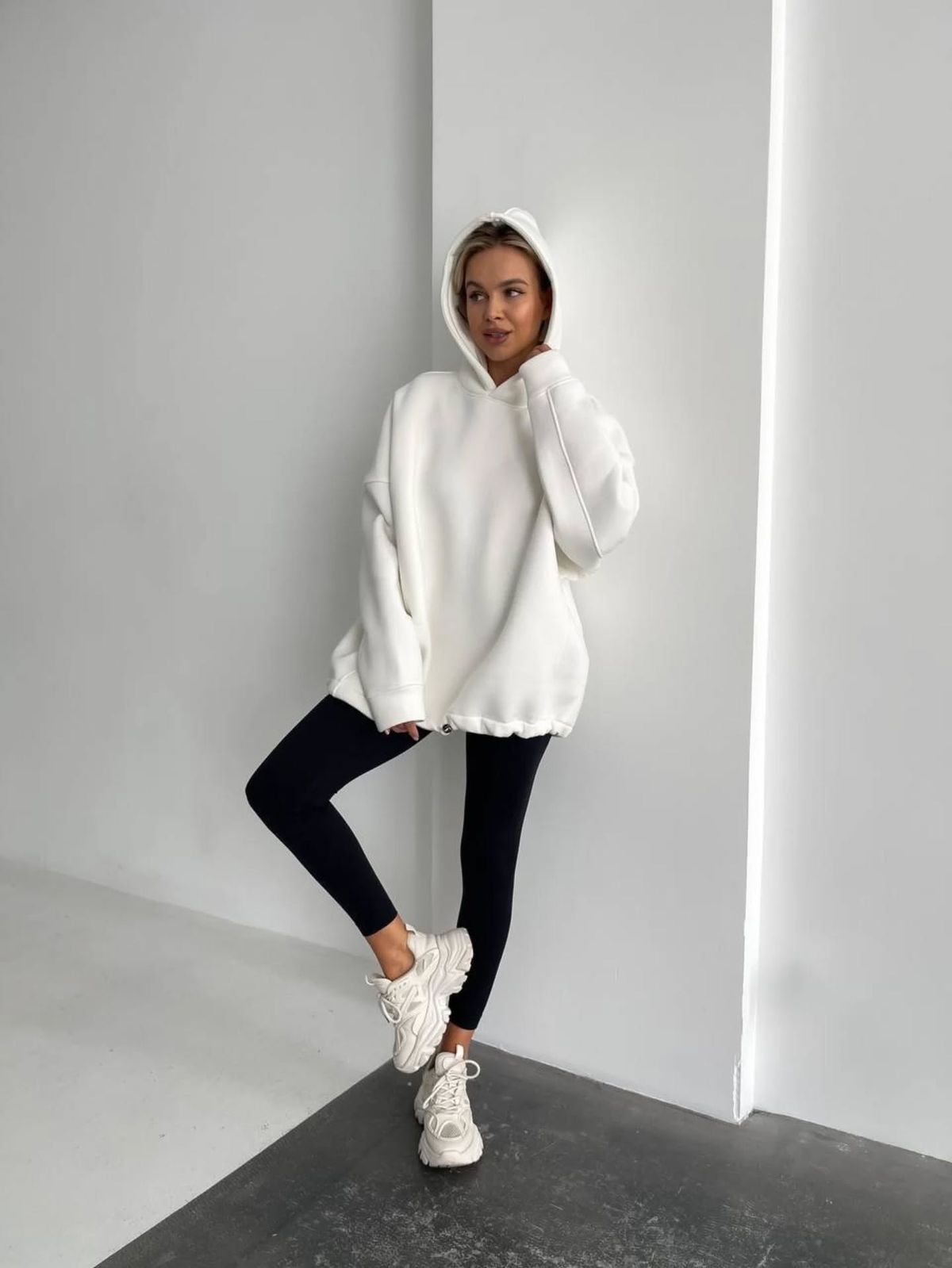 Як носити головний колір 2026 року: модні ідеї з білим Cloud Dancer