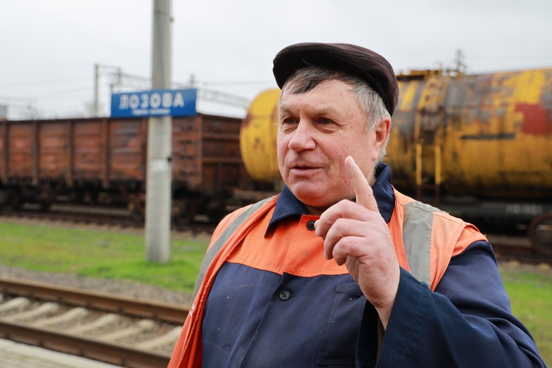 "Будемо їхати, скільки зможе поїзд". Репортаж з евакуаційного рейсу на Донбас