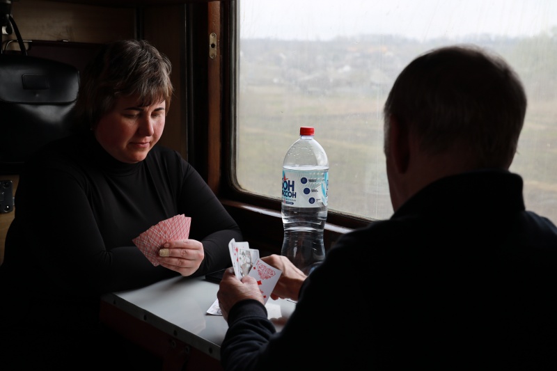 "Будемо їхати, скільки зможе поїзд". Репортаж з евакуаційного рейсу на Донбас
