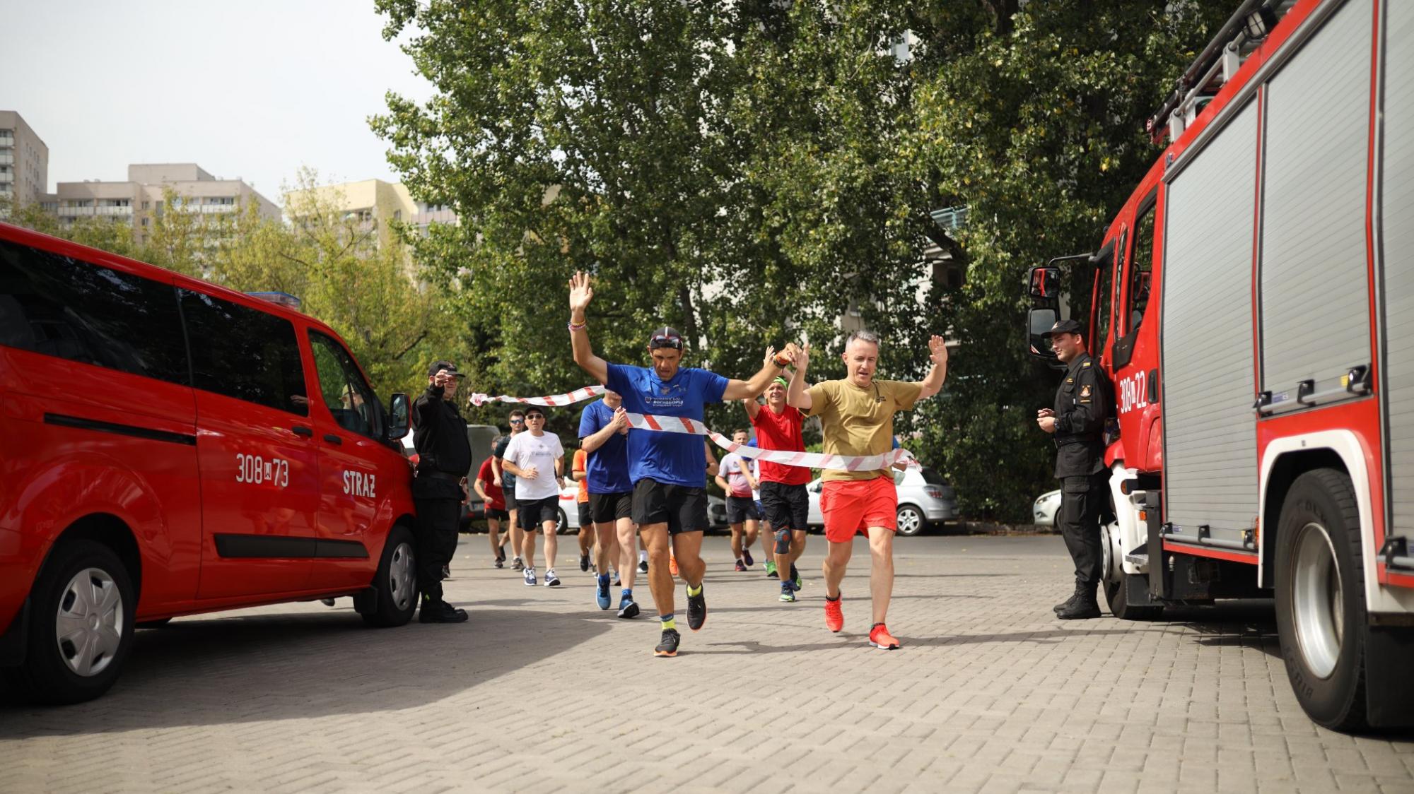 Украинский спасатель пробежал из Киева в Варшаву, преодолел 850 км за 14 дней (фото)