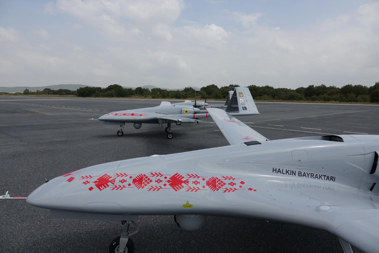 Притула показав, як виглядають Народні Байрактари. Беспілотники "зашили" у вишиванку