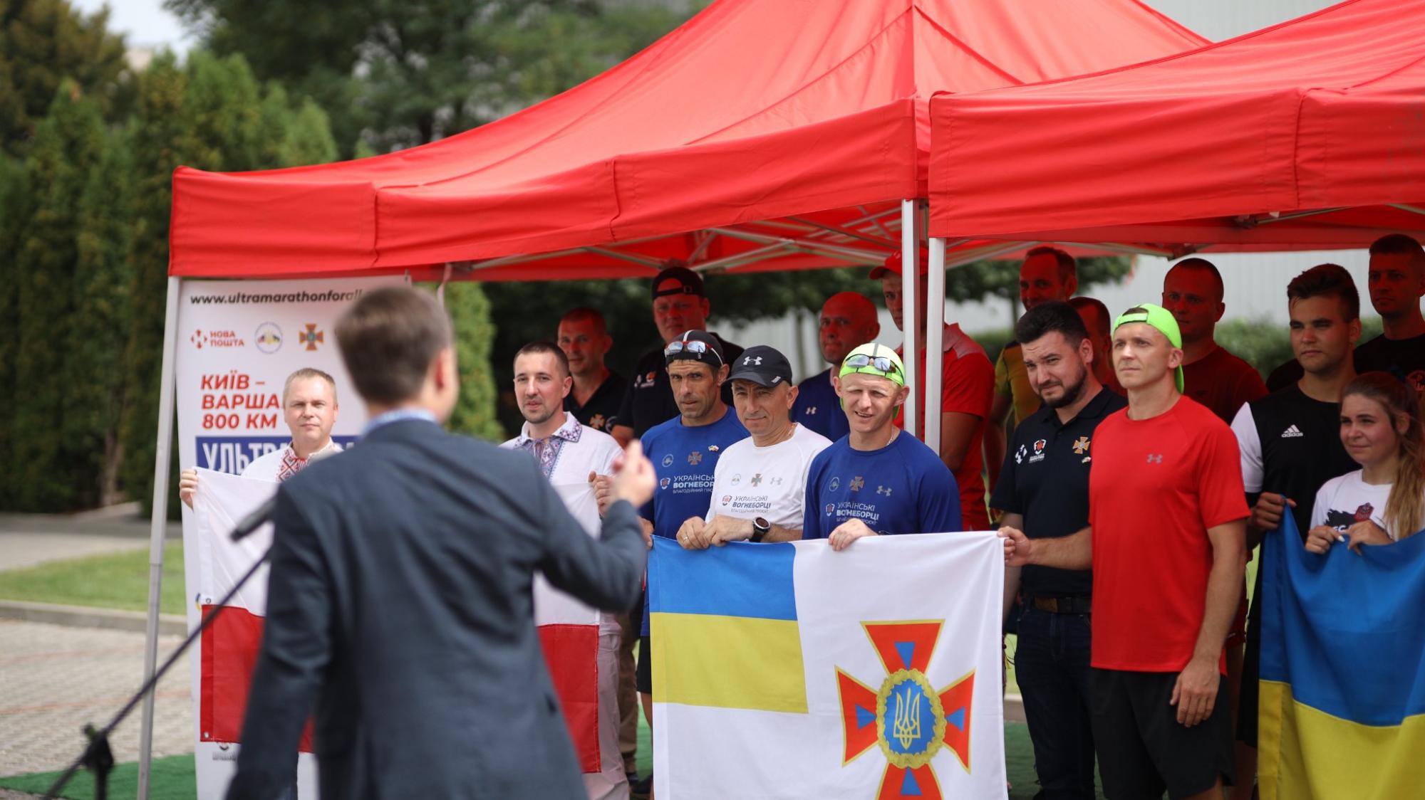 Украинский спасатель пробежал из Киева в Варшаву, преодолел 850 км за 14 дней (фото)