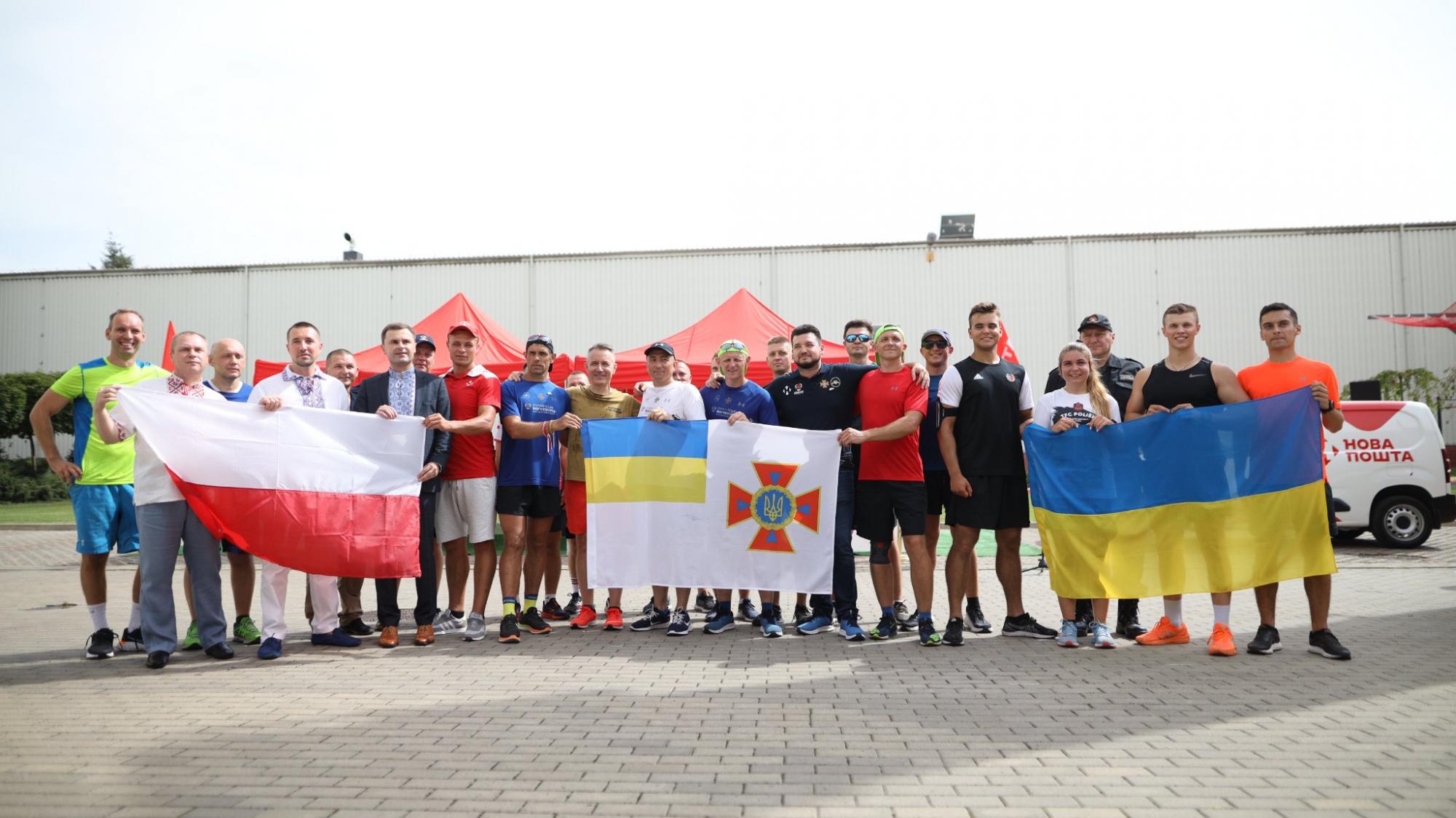 Украинский спасатель пробежал из Киева в Варшаву, преодолел 850 км за 14 дней (фото)