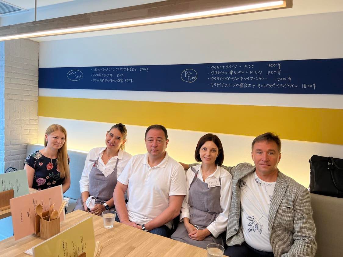 Продают борщ и голубцы: в Токио открыли первый украинский ресторан, где работают беженцы