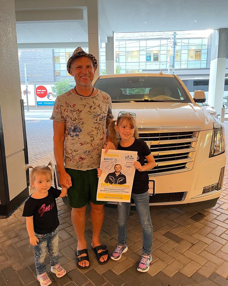 В Торонто 8-летняя поклонница Олега Скрипки передала ему деньги на ВСУ: милое видео