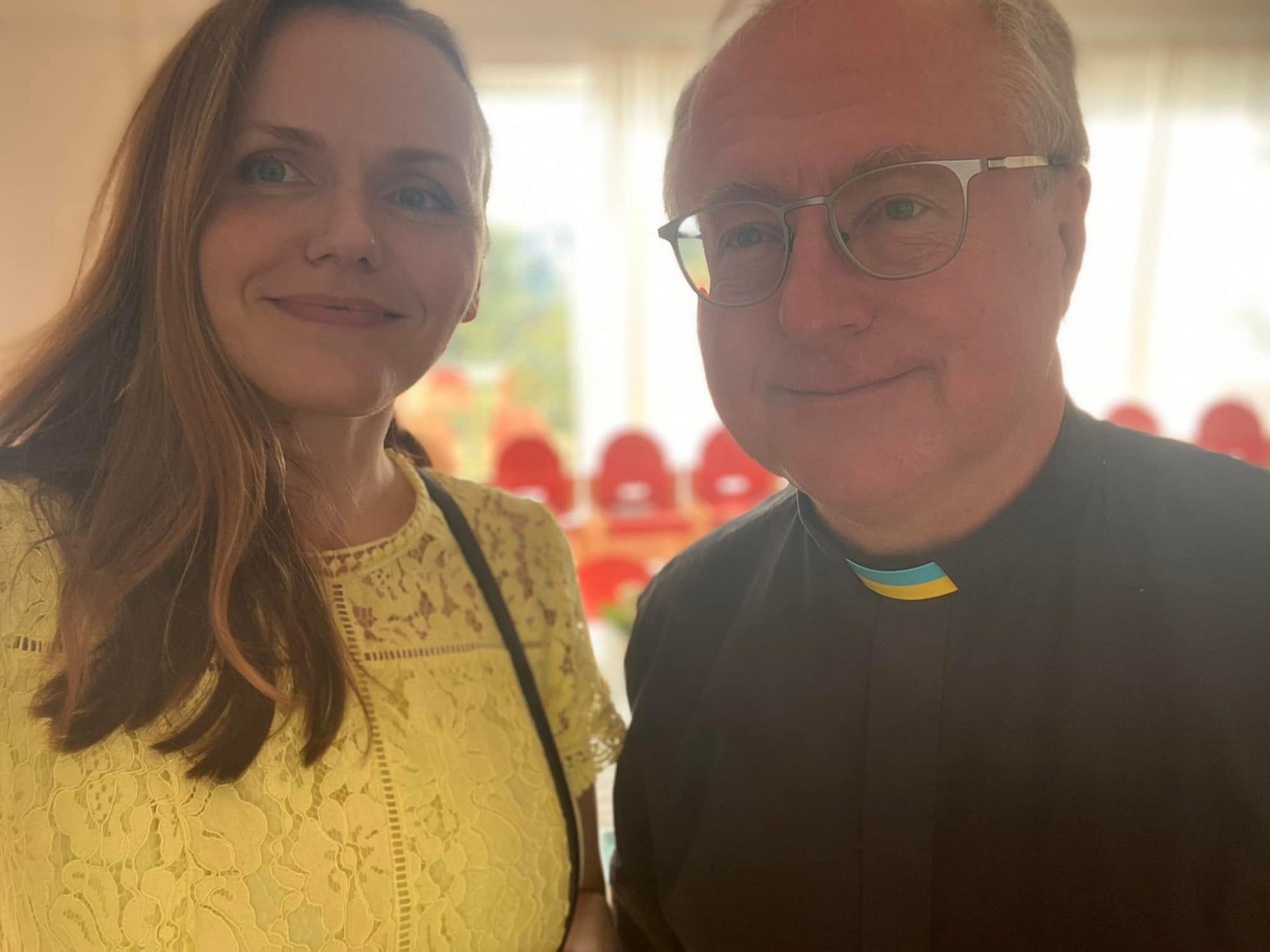 Одягнув комірець у кольорах прапора України: вчинок фінського священика на хрестинах розчулив мережу