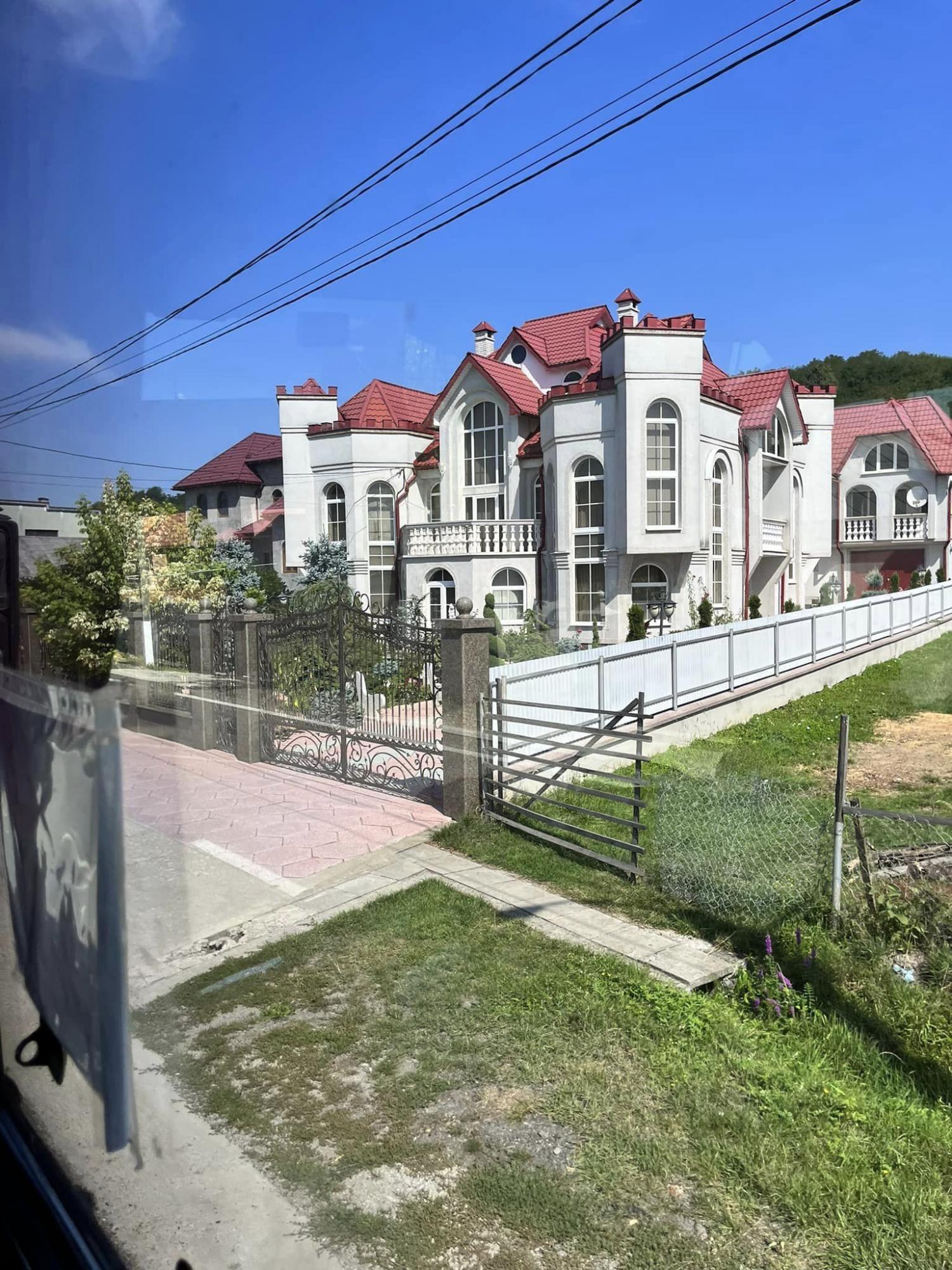 Как выглядит сейчас самое богатое село Украины, где каждый дом - дворец: впечатляющие фото