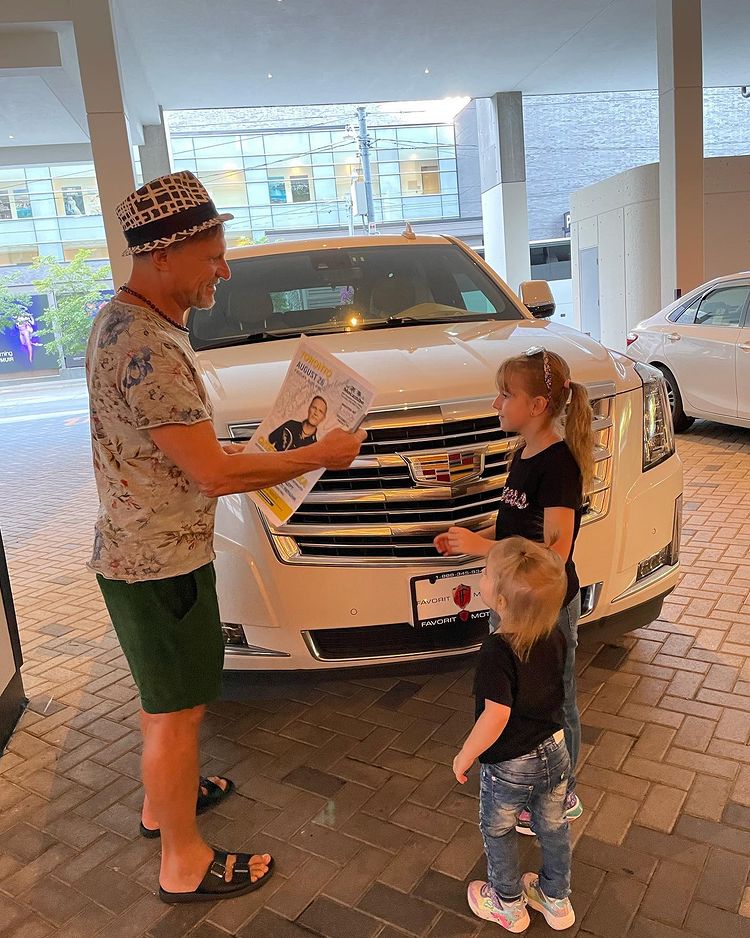 В Торонто 8-летняя поклонница Олега Скрипки передала ему деньги на ВСУ: милое видео