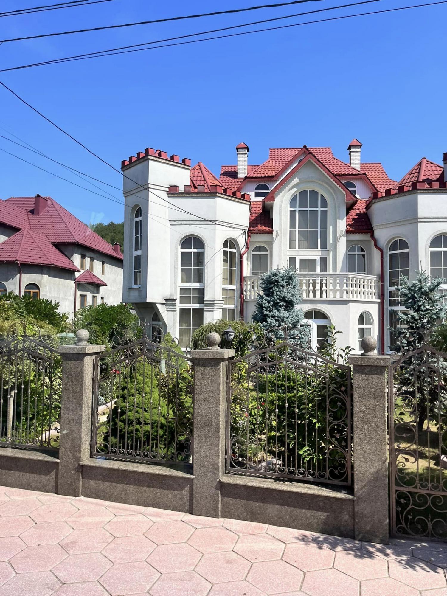 Как выглядит сейчас самое богатое село Украины, где каждый дом - дворец: впечатляющие фото