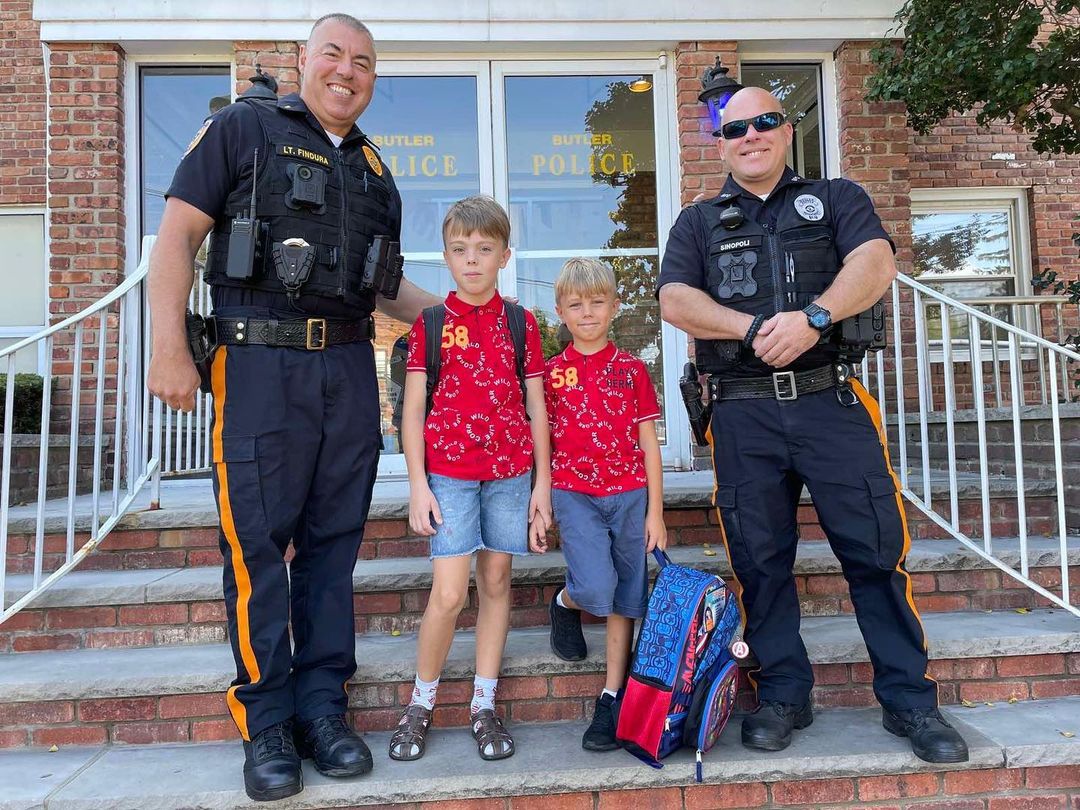 "Так работает добро": к сыновьям Тараса Тополи в США приехала полиция с подарками (фото)