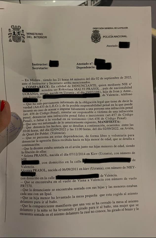 В самолете россиянка ударила девочку из Украины за подушку с изображением воина ВСУ