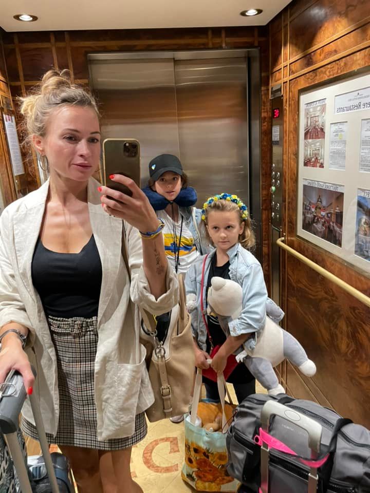 В самолете россиянка ударила девочку из Украины за подушку с изображением воина ВСУ