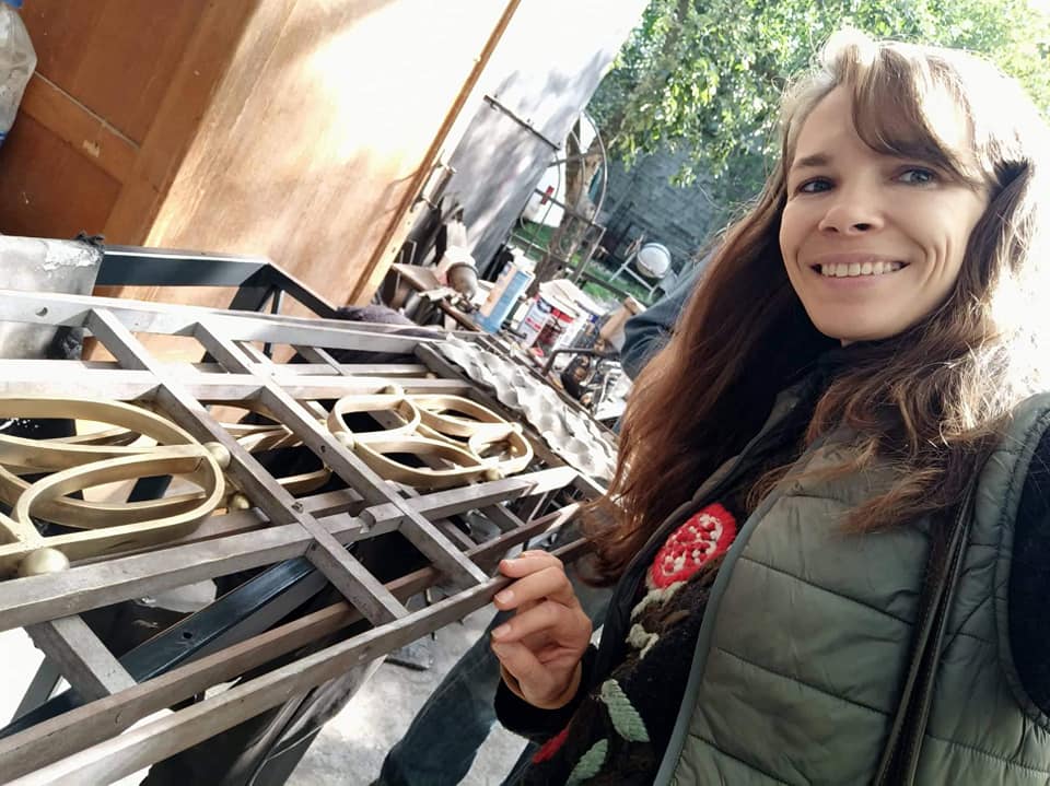 "Ми відновлюємо пам'ять". Як франківчанка зберігає історію, реставруючи старовинні двері