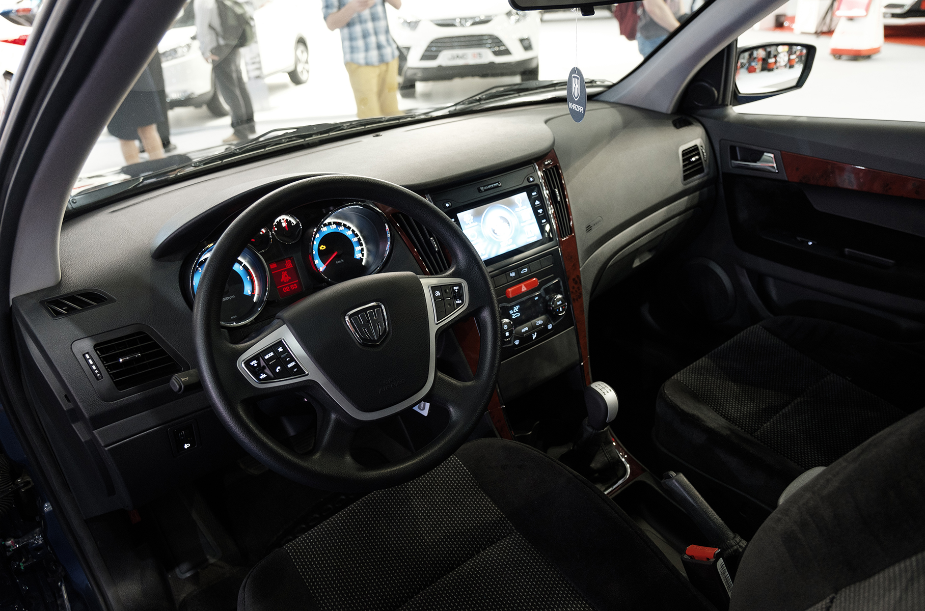 "Хазари" прийшли: в Україні з'явилися легковики нової азербайджанської марки Khazar