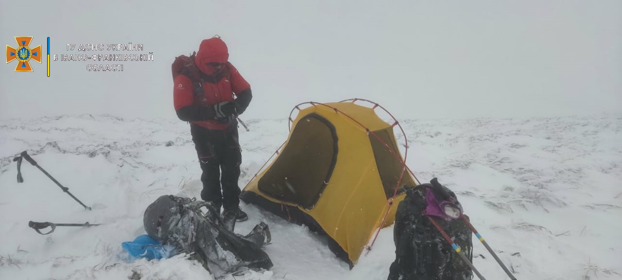 У Карпатах туристів неочікувано застав сильний вітер та сніг: на допомогу викликали рятувальників