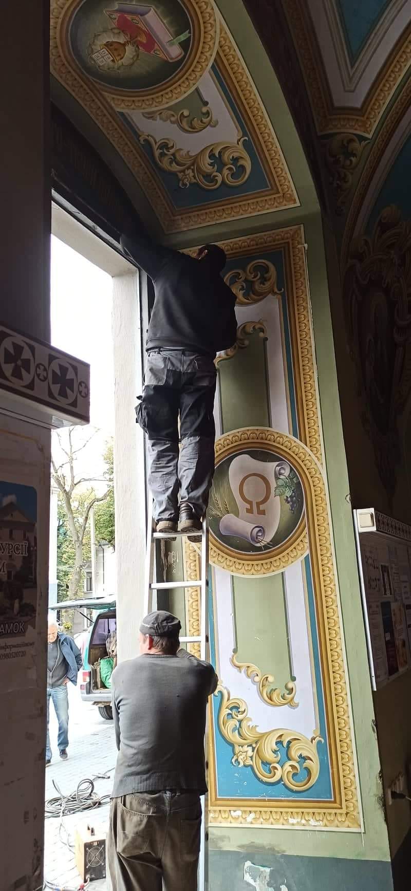 "Ми відновлюємо пам'ять". Як франківчанка зберігає історію, реставруючи старовинні двері