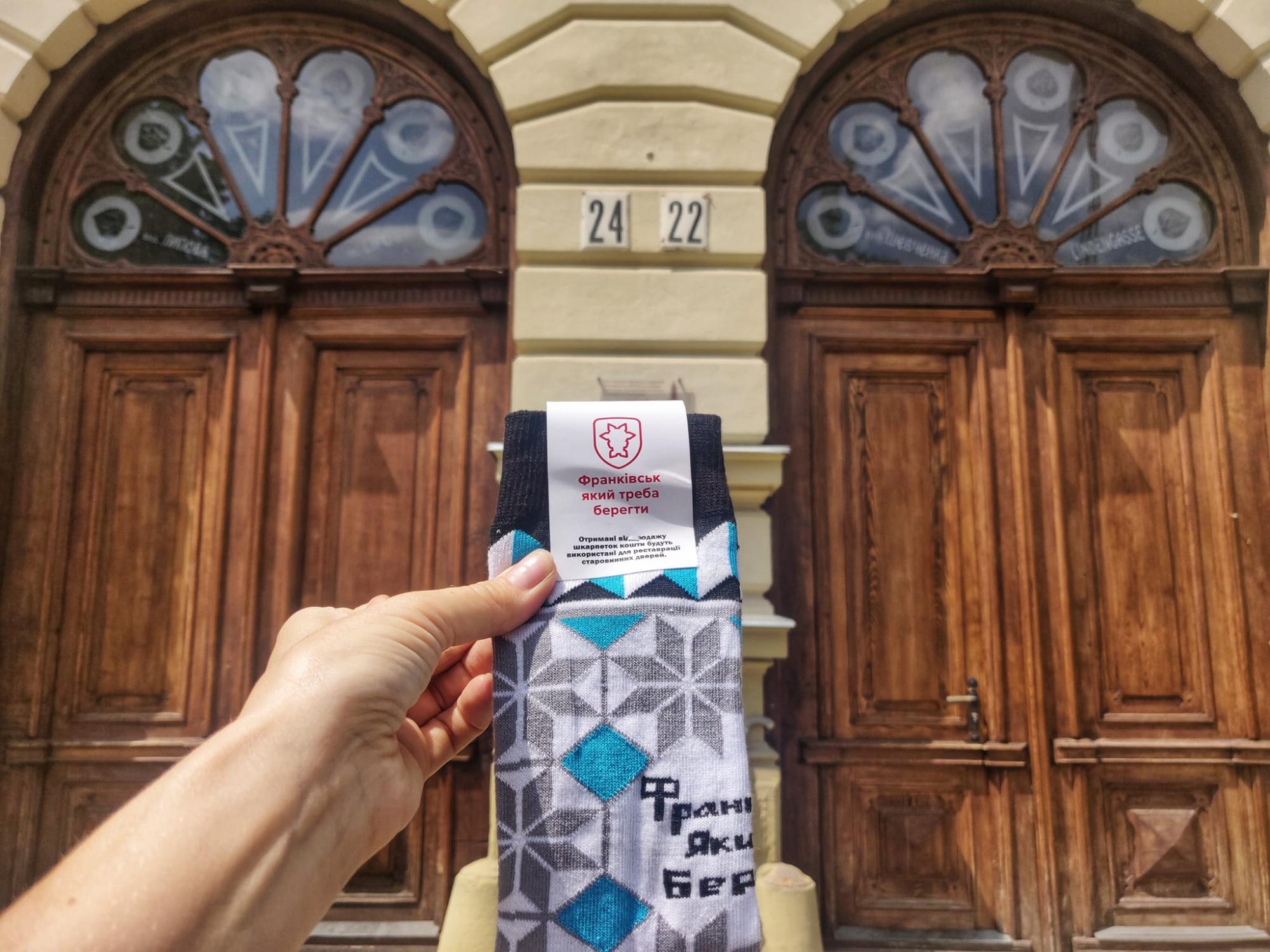 "Ми відновлюємо пам'ять". Як франківчанка зберігає історію, реставруючи старовинні двері