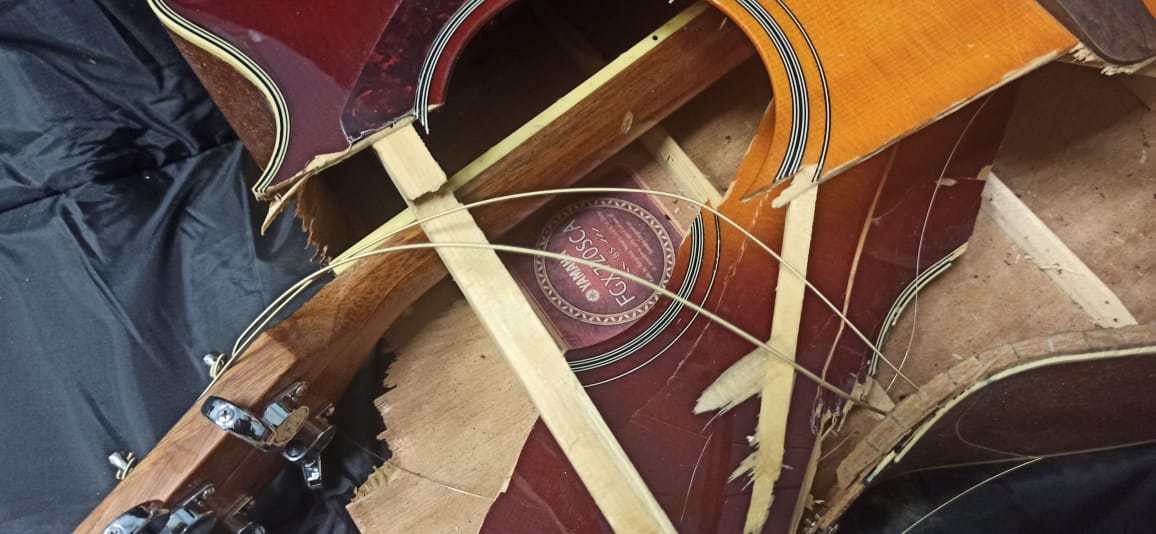 У Київській області на позиціях окупантів знайшли розтрощену гітару з унікальним номером (фото)