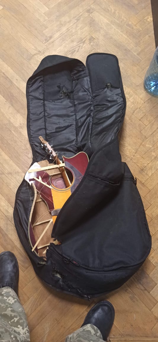 У Київській області на позиціях окупантів знайшли розтрощену гітару з унікальним номером (фото)