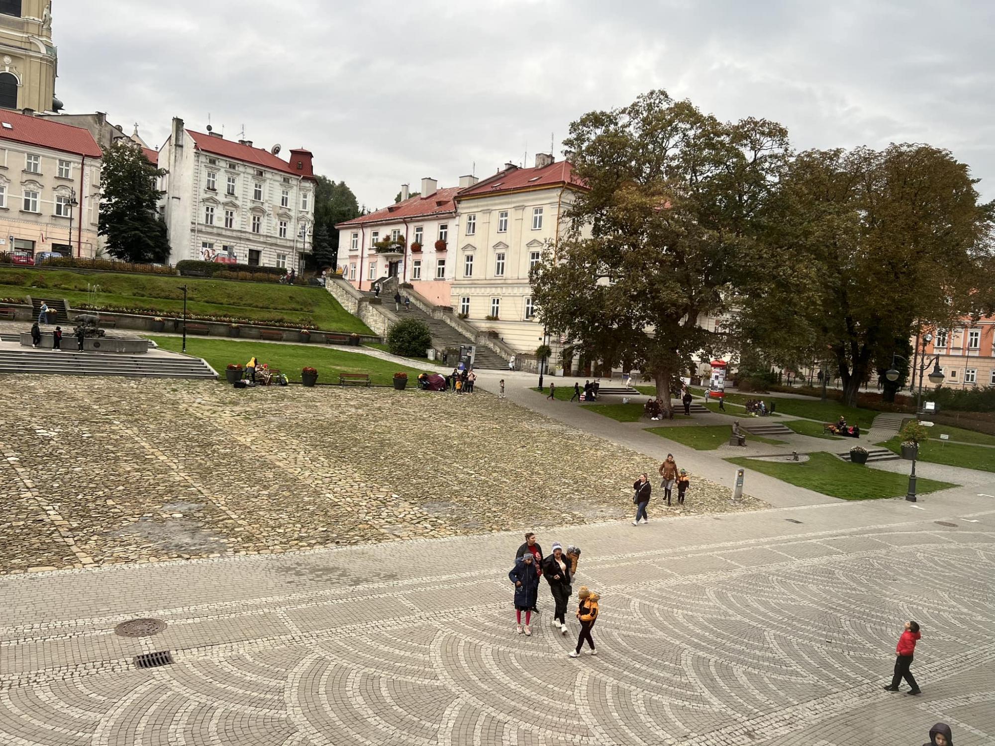 Мер польського міста нарікає на біженок із Закарпаття: отримують допомогу і повертаються