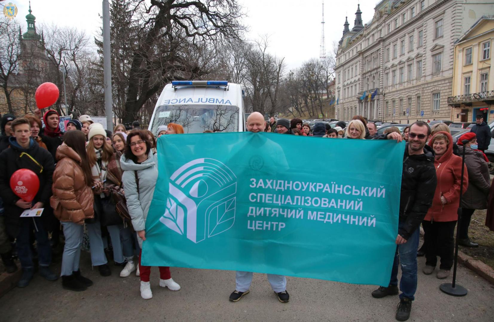 Украинский медик-силач зубами протянул "скорую" с десятью детьми