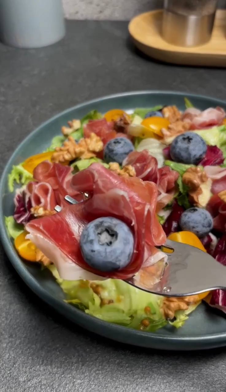 Вишуканий салат з хамоном та лохиною: виходить не гірше за ресторанний